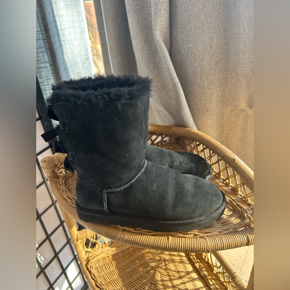 UGG Bailey Bow Uggs! Like new, bottoms show almost no wear. Great condition S/7 - Picture 3 of 7